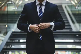merdivenlerin yanında duran kişi